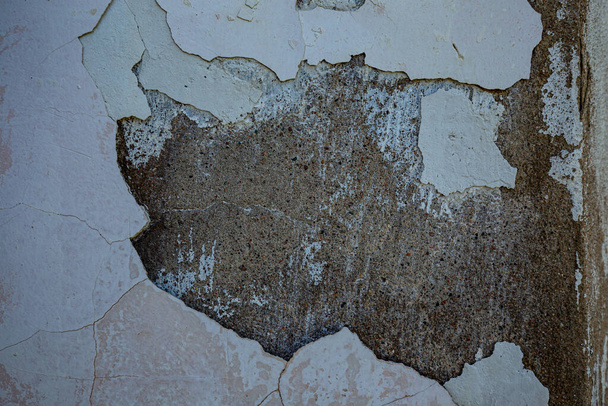 De textuur van een stenen muur, vloeren, betonvernietiging, metaalcorrosie en roestige oudheid, de basis van de bouw versterking en plafonds, verfspaanders - Foto, afbeelding