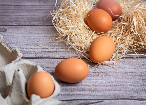 Çiftçilerin samanlarından çıkan organik yumurtalar pazarlandıkları kutuya gitmek için kullanılıyor. - Fotoğraf, Görsel