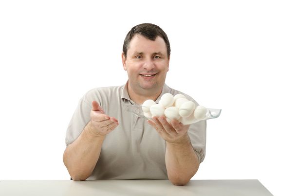 Фермер держит стеклянную корзину с белыми куриными яйцами
 - Фото, изображение