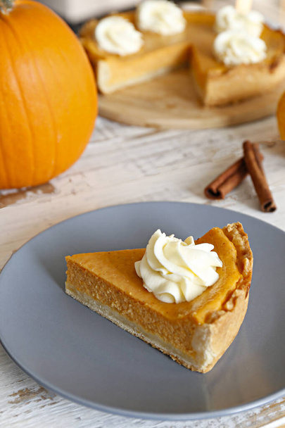 Traditional thanksgiving food on wooden table. Orange delicious homemade pumpkin pie with crust and decorative items. Thanksgiving table setting concept.Top view, close up, copy space, background. - Foto, Imagen