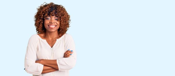 Giovane donna afroamericana indossa abiti casual volto felice sorridente con le braccia incrociate guardando la fotocamera. persona positiva.  - Foto, immagini