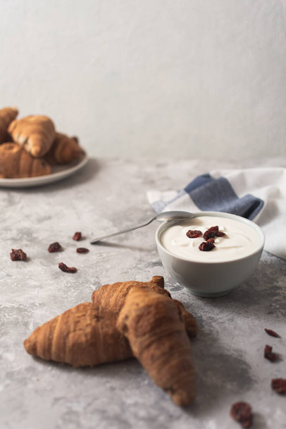 Завтрак: домашние круассаны и йогурт со сладкими сушеными шиповниками - Фото, изображение