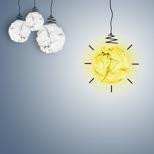 Свежая лампочка смятая бумага как творческая концепция
 - Фото, изображение