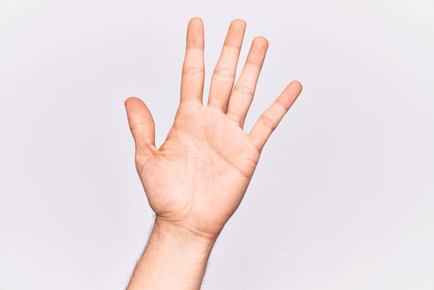 Lähikuva käden nuori valkoihoinen mies yli eristetty tausta laskenta numero 5 osoittaa viisi sormea  - Valokuva, kuva