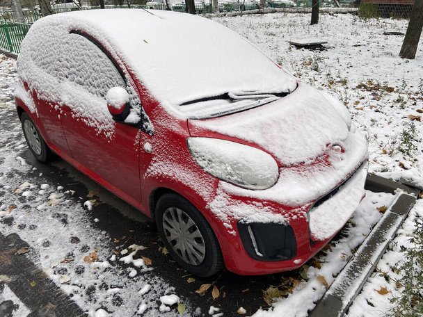 auta pod sněhovou pokrývkou v parkoviště, první sníh, detailní záběr - Fotografie, Obrázek
