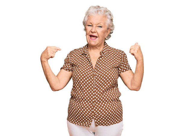 Senior mulher de cabelos grisalhos vestindo roupas casuais olhando confiante com sorriso no rosto, apontando-se com os dedos orgulhosos e felizes.  - Foto, Imagem