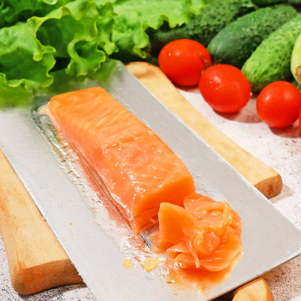 salmón fresco con lechuga verde y verduras, ensalada fresca con verduras, salmón y crutones, dieta de alimentos crudos, primer plano - Foto, imagen