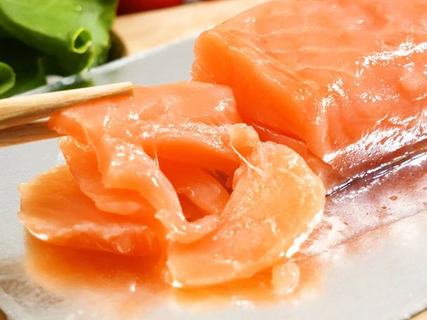 salmón fresco con lechuga verde y verduras, ensalada fresca con verduras, salmón y crutones, dieta de alimentos crudos, primer plano - Foto, Imagen