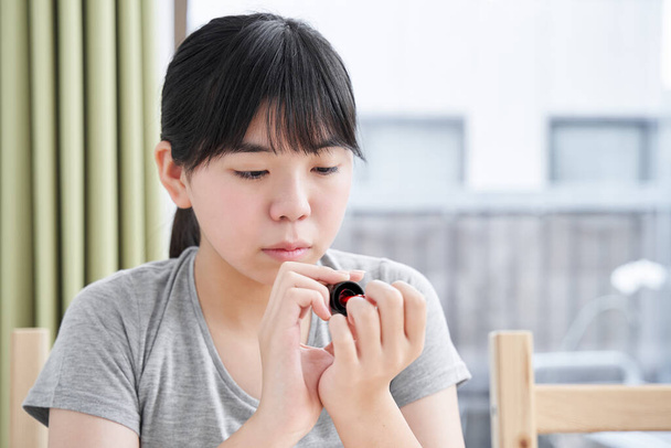 Japonská střední škola holky malování a manikúra - Fotografie, Obrázek