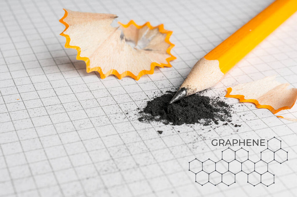 Ołówek na stosie grafitu i strukturze molekularnej grafenu - Zdjęcie, obraz
