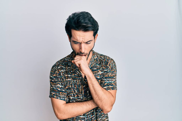 Hombre hispano joven que usa una elegante camisa de verano sintiéndose mal y tosiendo como síntoma de resfriado o bronquitis. concepto de atención sanitaria.  - Foto, Imagen