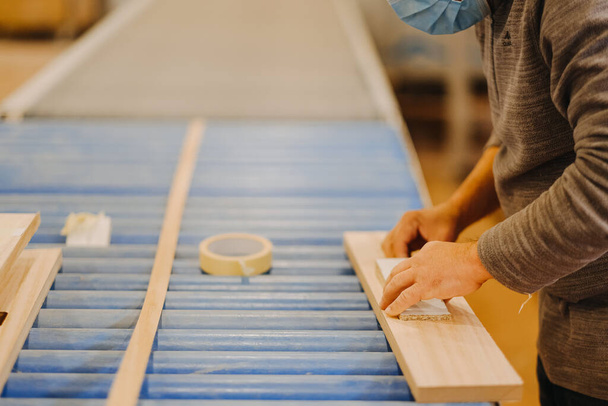 A closeup shot of a carpenter working on a piece of plywood - Foto, Imagem