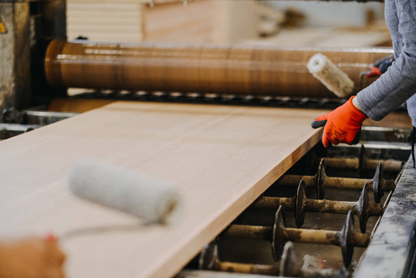 A closeup shot of a carpenter working on a piece of plywood - Φωτογραφία, εικόνα