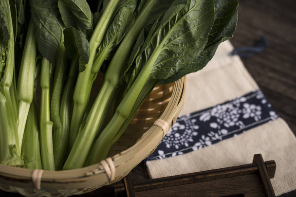 A closeup shot of green vegetables in a basket - Φωτογραφία, εικόνα