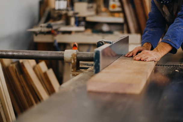 A closeup shot of a carpenter working on a piece of plywood - Foto, Bild
