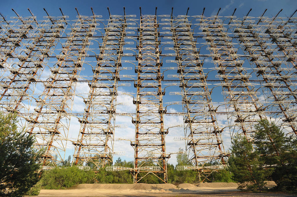 Дужский антенный комплекс, бывшая военная радарная система, русский дятел, советские остатки холодной войны, летний сезон в Чернобыльской зоне отчуждения, Украина - Фото, изображение