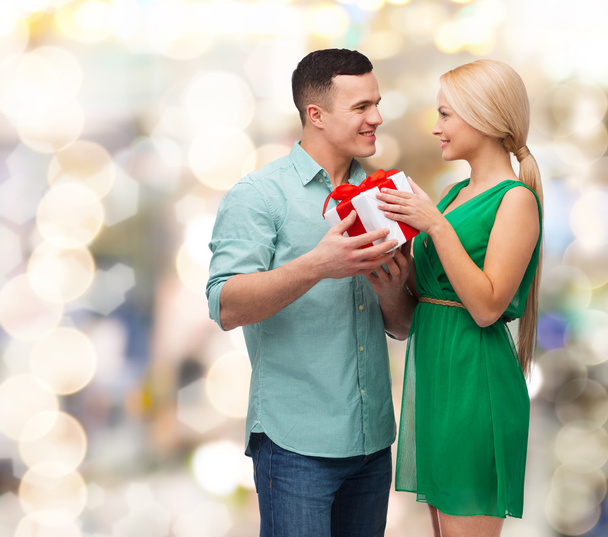 Smiling couple with gift box - Foto, imagen