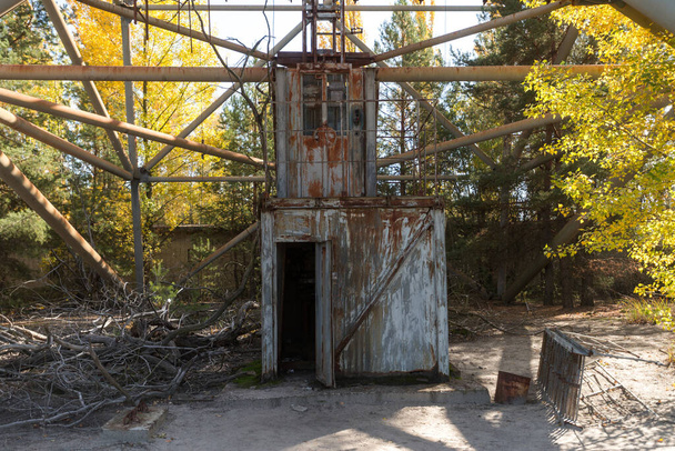 Ascenseur du complexe d'antennes Duga, ancien système radar militaire, pic russe, vestiges soviétiques de la guerre froide, saison automnale dans la zone d'exclusion de Tchernobyl, Ukraine - Photo, image