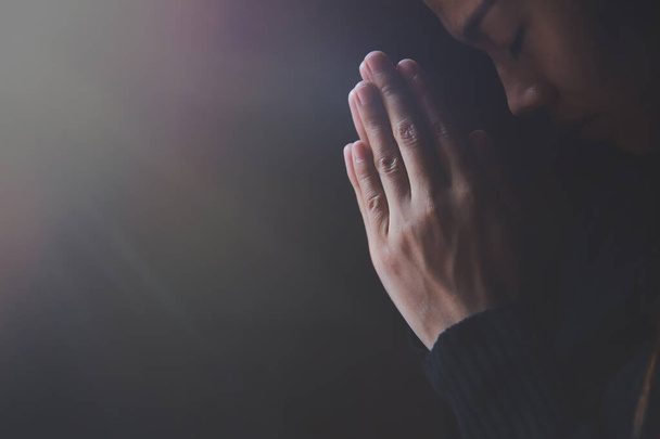  Karanlık arka planda dine ve Tanrı 'ya inançla dua eden eller. Saygı göster. Namaste veya Namaskar el hareketi. - Fotoğraf, Görsel