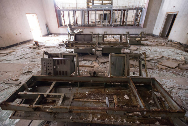 Dálkové ovládání v opuštěné budově velitelského centra Duga anténní komplex, sovětské pozůstatky studené války, letní sezóna v černobylské výlučné zóně, Ukrajina - Fotografie, Obrázek