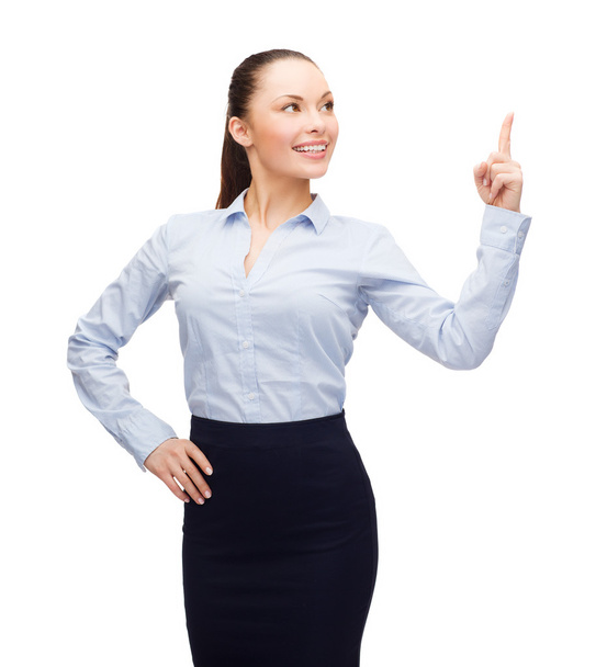 aantrekkelijke jonge zakenvrouw met haar vinger omhoog - Foto, afbeelding