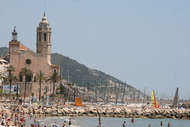 Widok na miejscowość Sitges, Hiszpania - Zdjęcie, obraz