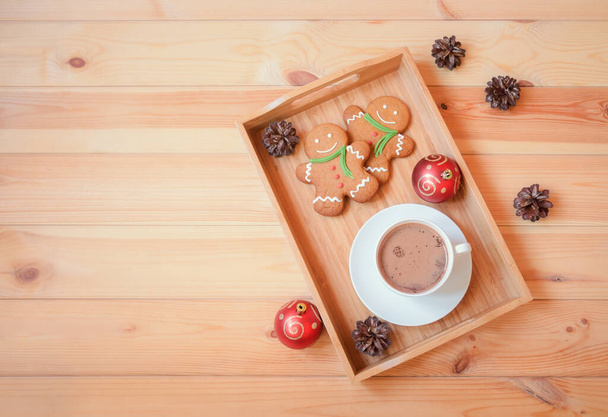 Noel zencefilli çörekler ve ahşap masada ev yapımı sıcak çikolata. Üst görünüm, alanı kopyala. - Fotoğraf, Görsel