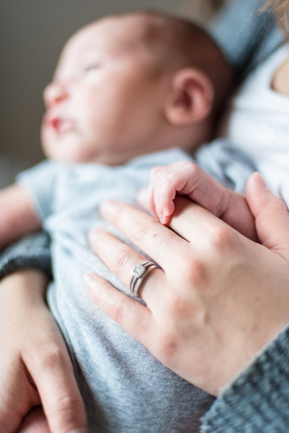 Mignonne série bébé nouveau-né sur gris
 - Photo, image