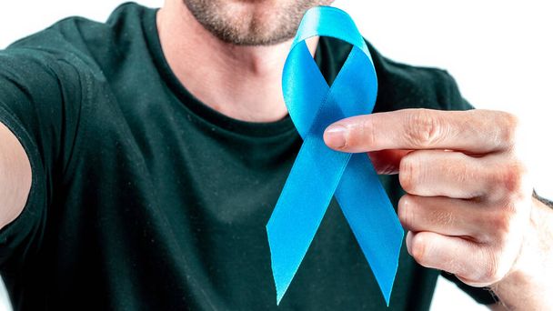 Prostatabewusstsein. Hipster-Männer in dunklem Hemd mit blauer Schleife in den Händen isoliert auf weißem Hintergrund. Prostatakrebs im November. Gesundheitswesen, Internationaler Mann, Vatertag - Foto, Bild