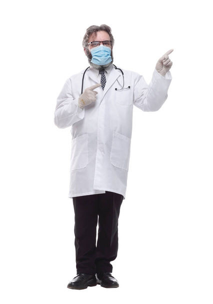 doctor therapist in a protective mask . isolated on a white - Foto, afbeelding