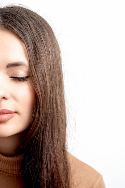 Half-face weibliche Schönheit Porträt mit Make-up und geschlossenen Augen auf weißem Hintergrund - Foto, Bild