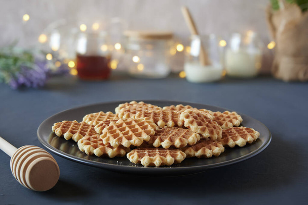 Prato de waffles recém-assados em um ambiente acolhedor da cozinha - Foto, Imagem