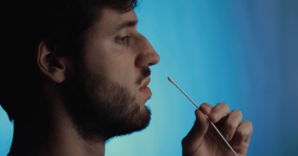 πλαϊνή όψη του ανθρώπου που χρησιμοποιεί βαμβάκι στη μύτη του - Πλάνα, βίντεο