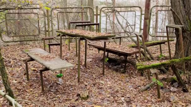 Жуткая ржавая скамейка в общественном парке в заброшенном Припяти, Чернобыльская зона ядерного исключения. зона отдыха на набережной Украины 2020 - Кадры, видео