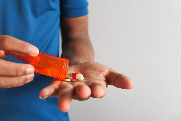 Közelkép a férfi kéz gyógyszert szed  - Fotó, kép