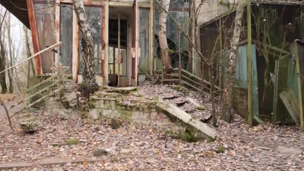 Tsernobylin alue, Ukraina. Vierailu Pripyat Ghost Town - 4K Panning entinen hylätty ravintola ja supermarket rakennus 2020 - Materiaali, video