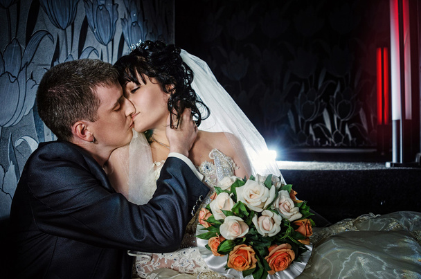 Молодая пара целуется на свадьбе
 - Фото, изображение