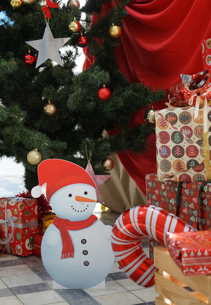 Yeni yıl ağacının altında katlanmış güzel paketlerdeki hediyeler - Fotoğraf, Görsel