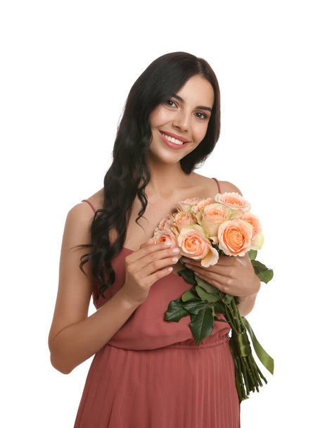Retrato de mujer sonriente con hermoso ramo sobre fondo blanco - Foto, imagen