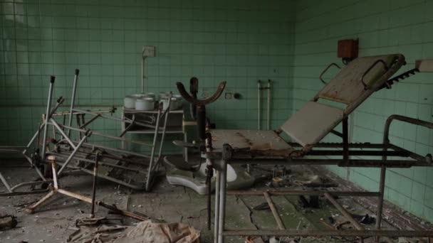 Frauenarztstuhl. Verlassenes Krankenhaus, Operationssaal in Pripjat. Atomkatastrophe von Tschernobyl. Sperrzone in der Ukraine - Filmmaterial, Video