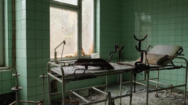 Krzesło ginekologiczne. Opuszczony szpital, sala operacyjna w Prypeci. Katastrofa jądrowa w Czarnobylu. strefa wyłączenia na Ukrainie - Materiał filmowy, wideo