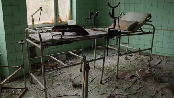 Frauenarztstuhl. Verlassenes Krankenhaus, Operationssaal in Pripjat. Atomkatastrophe von Tschernobyl. Sperrzone in der Ukraine - Filmmaterial, Video