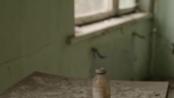 注射用のアンプルは、ウクライナのチェルノブイリ排除ゾーンのゴーストタウンPripyatの放棄された小児病院のテーブルの上にあります2020 - 映像、動画