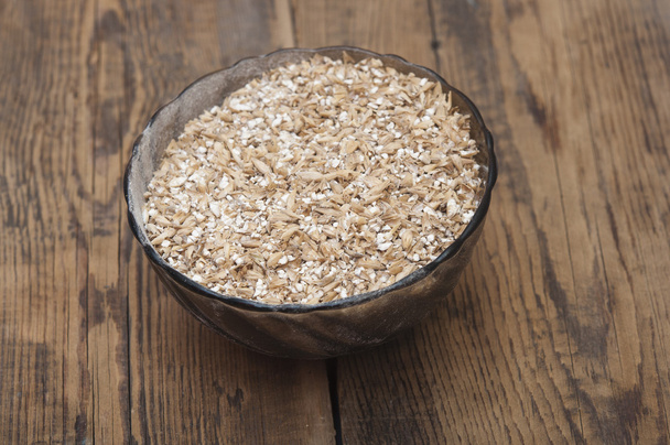 Pale malt barley in a glass bowl, an ingredient for beer.  - Foto, Imagem
