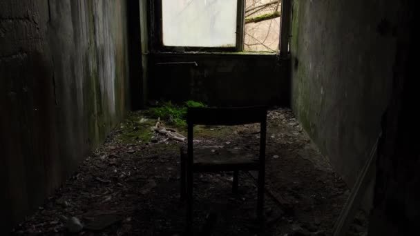 Zona de Chernobil, Ucrânia. 4K. Visita a Pripyat Ghost Town. Vista da janela e parte de trás de uma cadeira de dentro de uma sala abandonada em casa 2020 - Filmagem, Vídeo