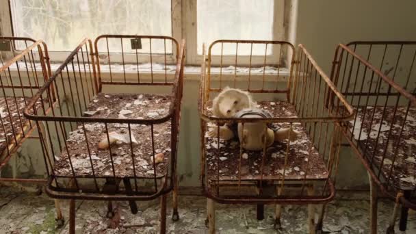 Pripyatの放棄された病院で新生児病棟。チェルノブイリ原子力災害。チェルノブイリ、ウクライナの除外ゾーン2020 - 映像、動画