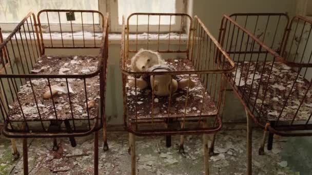 Novorozenecké oddělení v opuštěné nemocnici Pripyatu. Černobylská jaderná katastrofa. Černobyl, oblast vyloučení na Ukrajině 2020 - Záběry, video