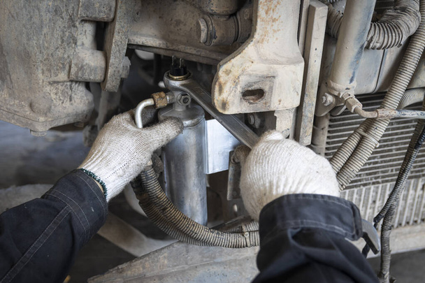 clossup τα βρώμικα χέρια ενός μηχανικού αυτοκινήτων εργάζεται - Φωτογραφία, εικόνα