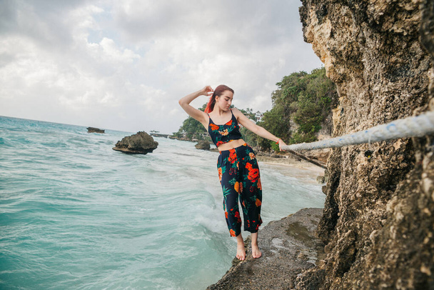 nők a tengerparton a trópusokon, a Fülöp-szigeteken - Fotó, kép