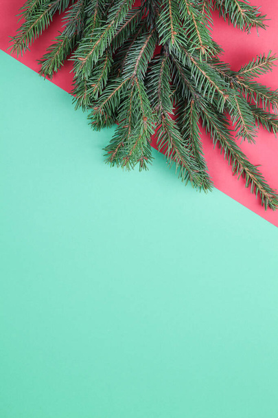 ramos de abeto em fundo vermelho e verde, espaço de cópia vista superior. Natal e Ano Novo fundo - Foto, Imagem